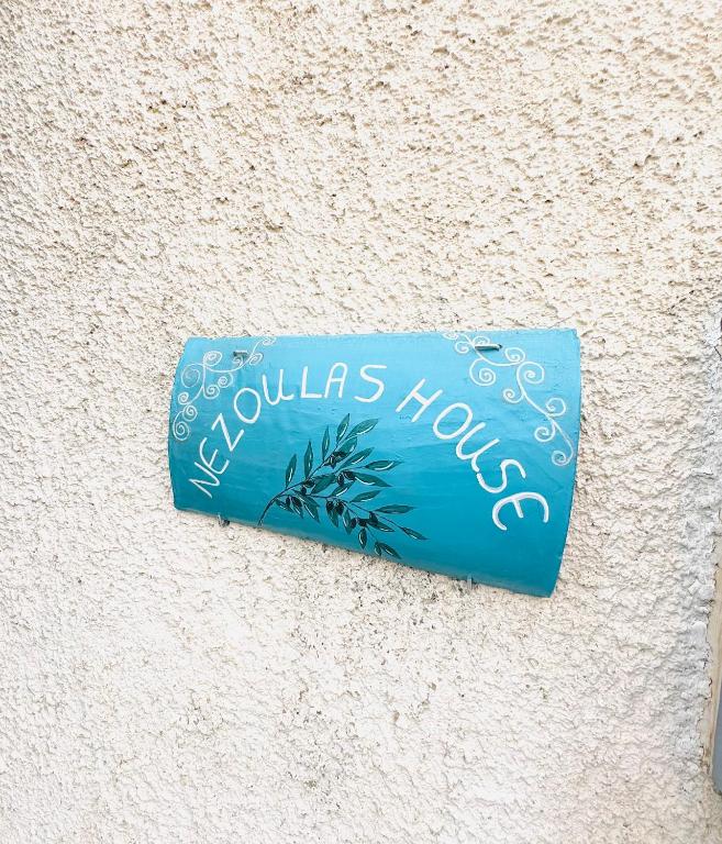 Mani Spot Nezoulas, Álika