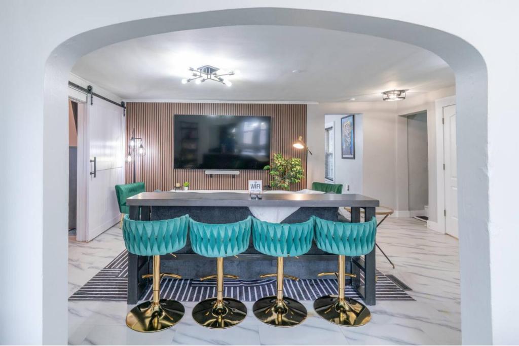 Pool Table, Arcade, Darts, 3 Car Garage, Sleeps 20, Milwaukee