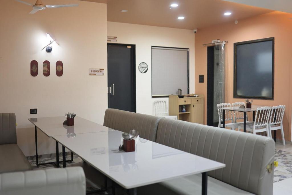 Hotel Siddhesh Inn의 정원 및 야외 테라스 이미지