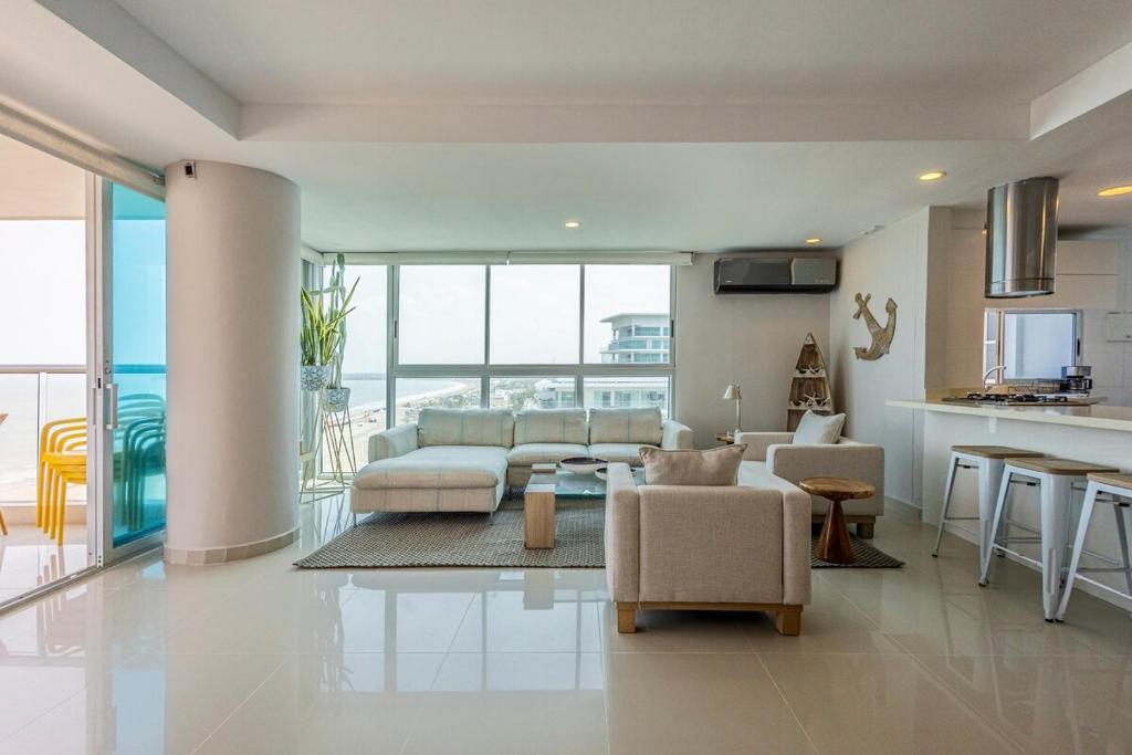 Luxurious Beachfront 3BR, Pool & Ocean Views - 2