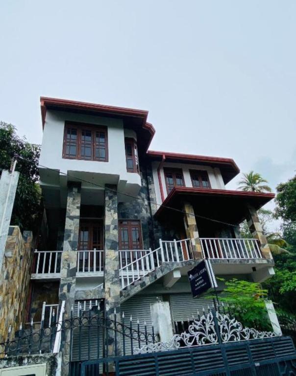 Aussie Lanka, Gurudeniya