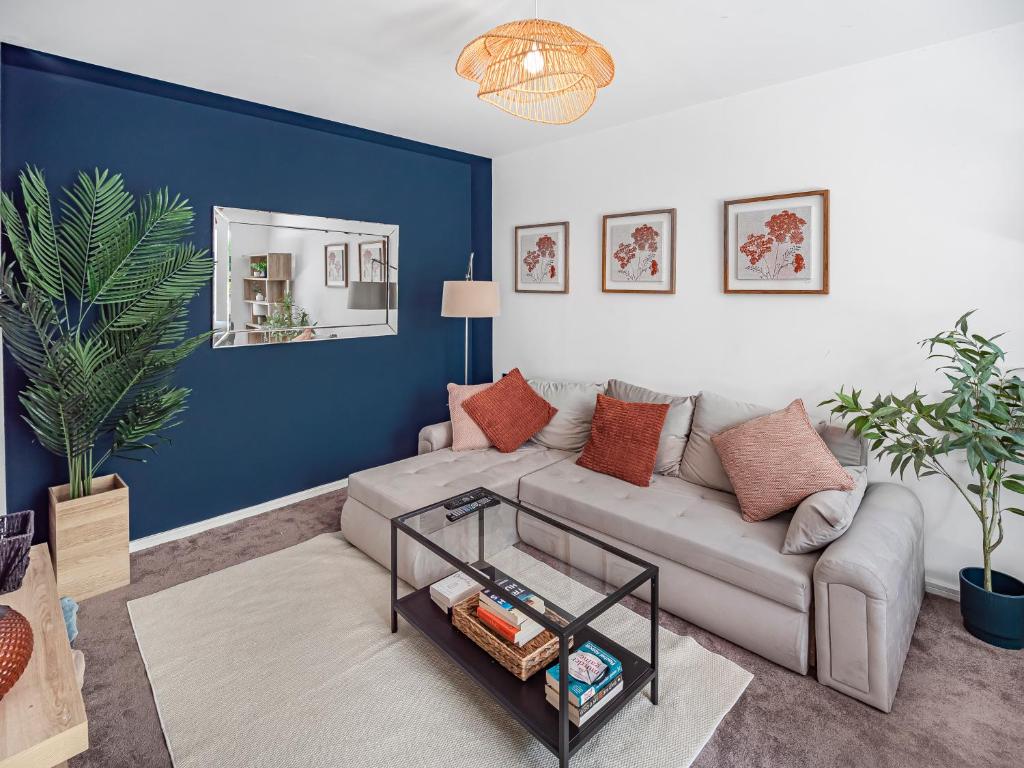 Chic Riverside Retreat Salford 4bd free parking, Manchester