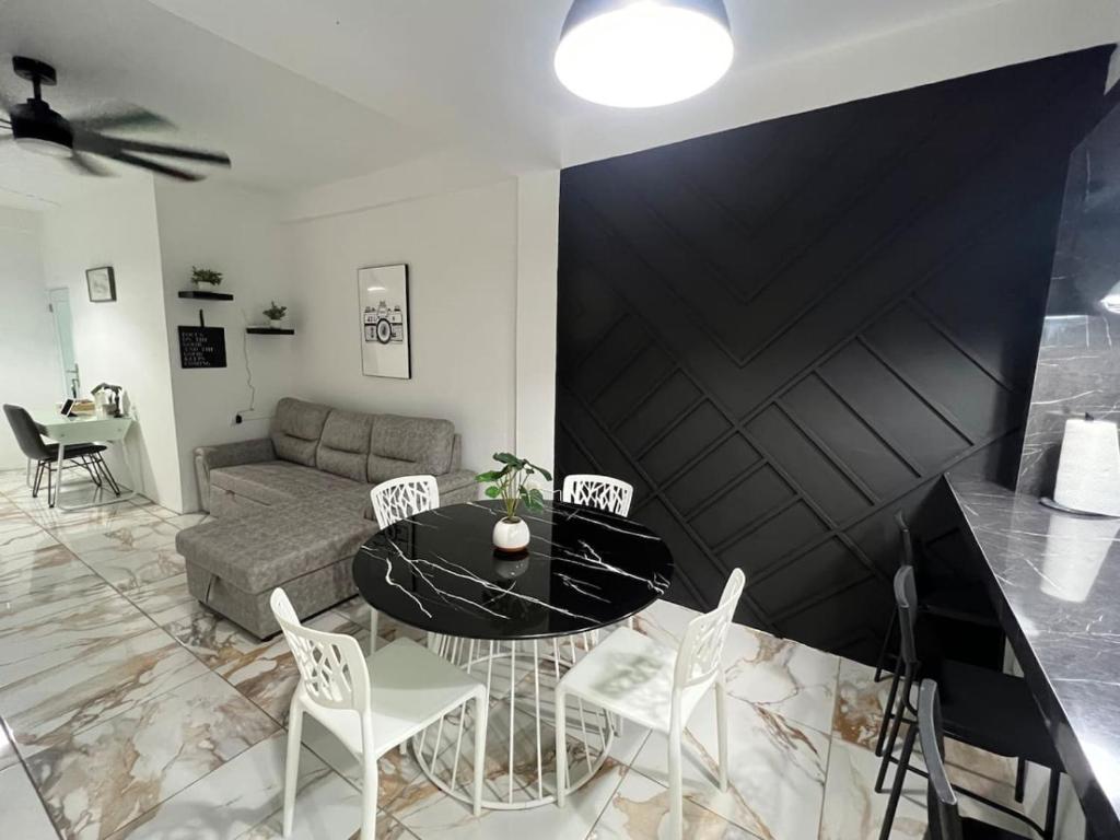 VSS Minimalista in Arecibo - Sleek and Serene Stay Near Beaches, Arecibo