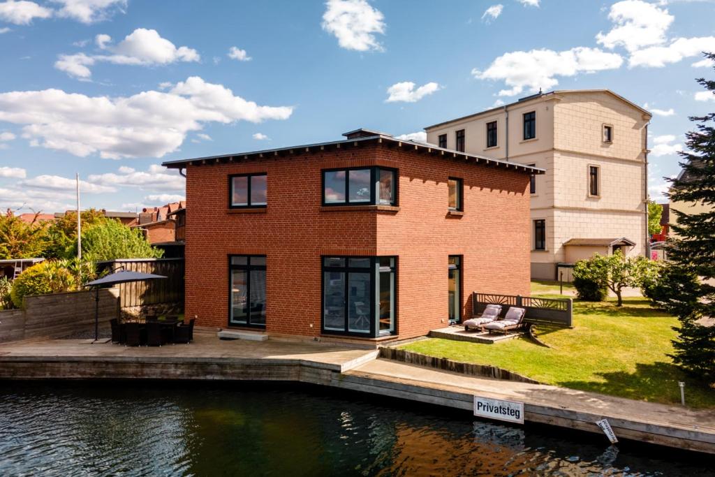 Seaside House - Ferienhaus mit privatem Bootsanleger, Terrasse und Wellness-Komfort direkt am Wasser, Malchow