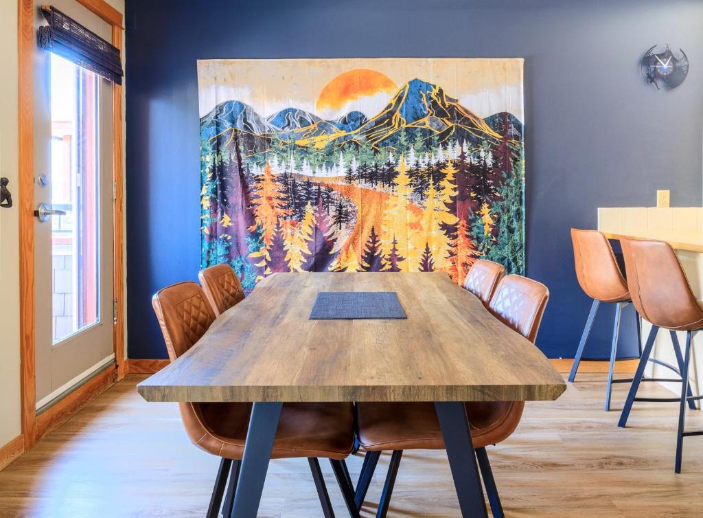 Boardwalk Bliss - Top Floor Downtown Condo, Canmore