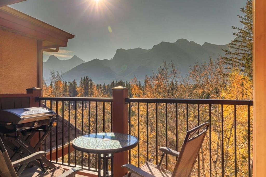 Mountainside - Stunning Views Downtown Location, Canmore