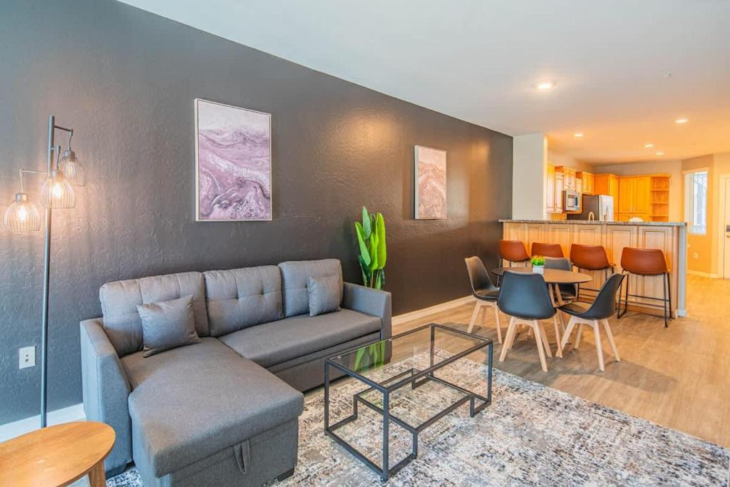 Extensive 2BD - ASU - Sloan Pk - WD - Parking - Sleeps 8, Tempe