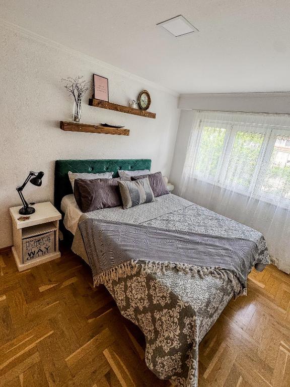 Toby Old Town-3rd Floor-Stairs Only-Public On Street Self Parking - 4