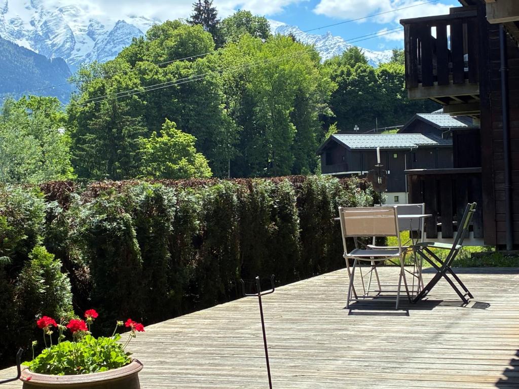 3 Bed Apartment with Private Terrace, Communal Pool, Mont Blanc Views - 2