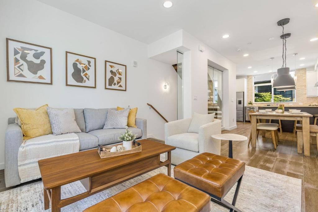 Needle Nest 22, Seattle