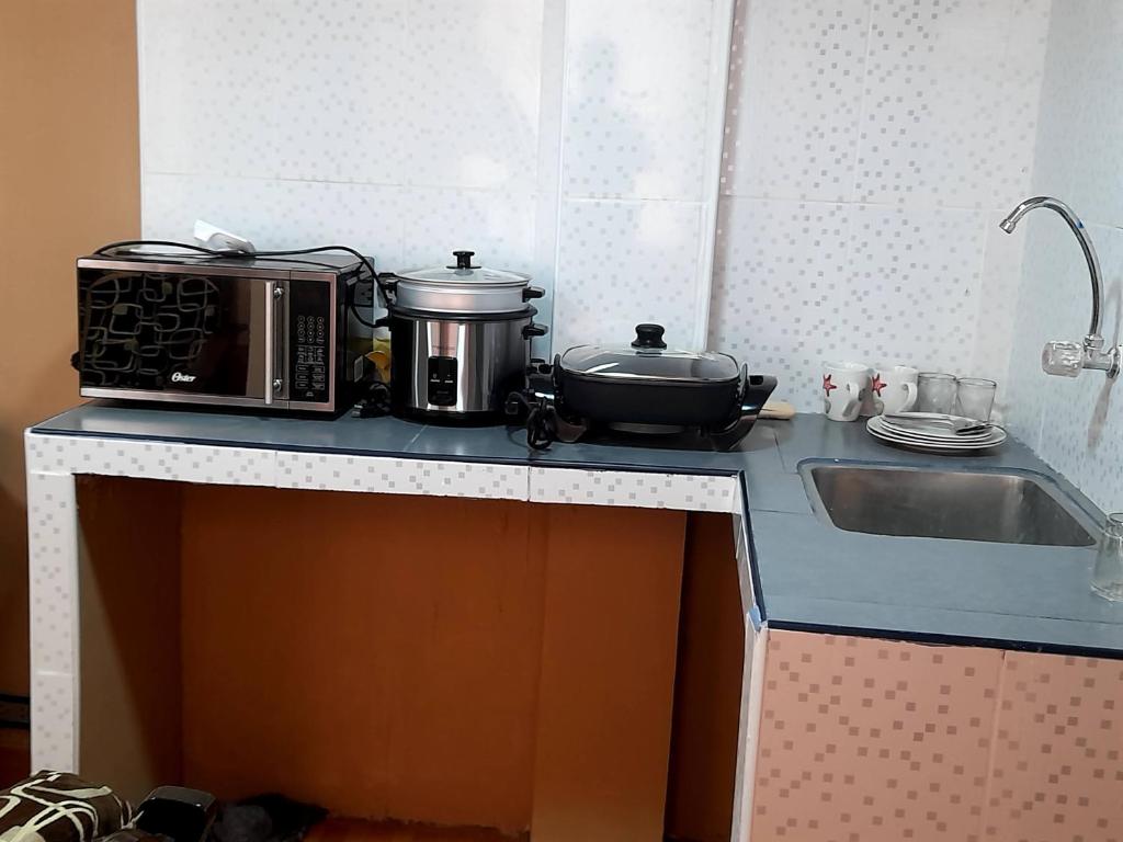 402 Comfy Apt WiFi kitchen SmartTV Central at Callao - 3
