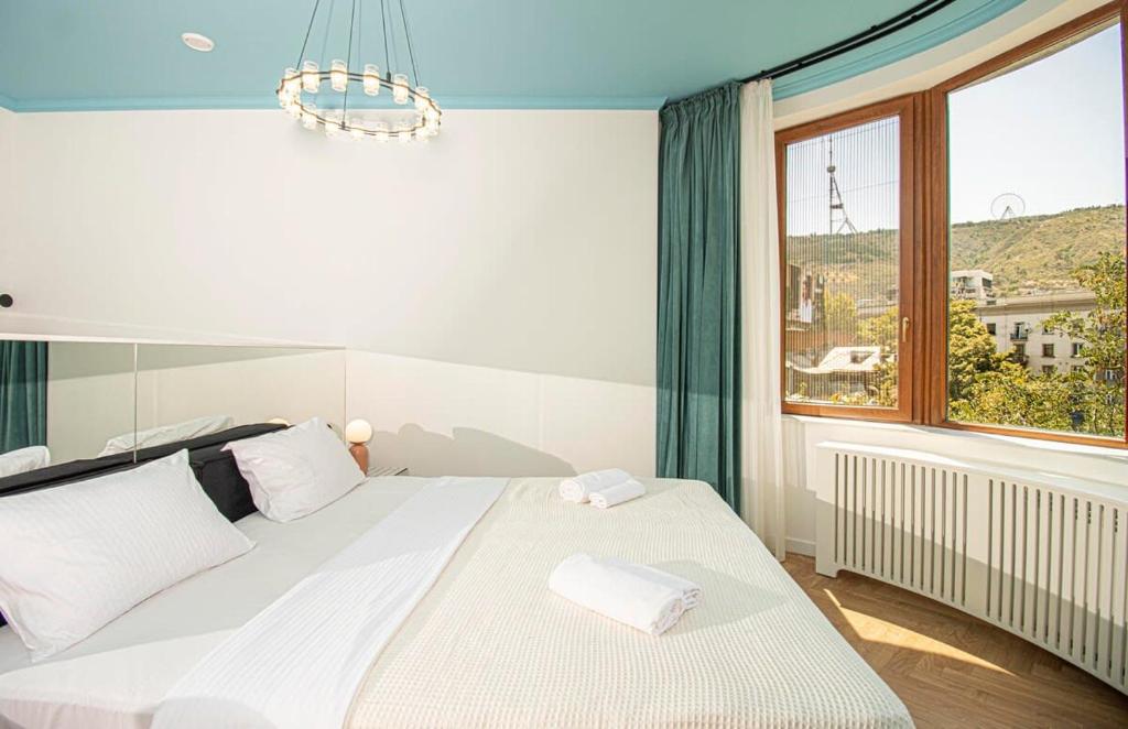 Panoramic Studio Apt in Tbilisi Center - By Wehost, Tbilisi