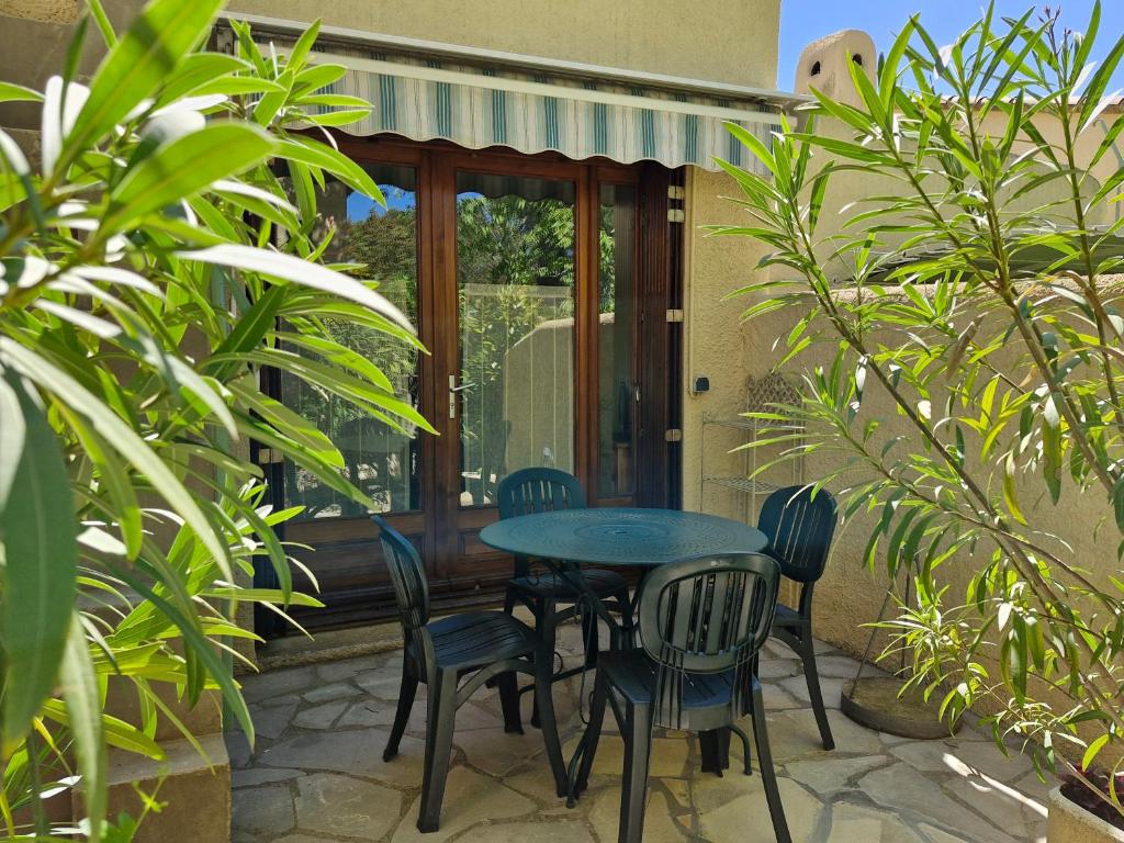 Maisonnette de charme dans domaine naturiste au pied du Mont Ventoux ! - 1