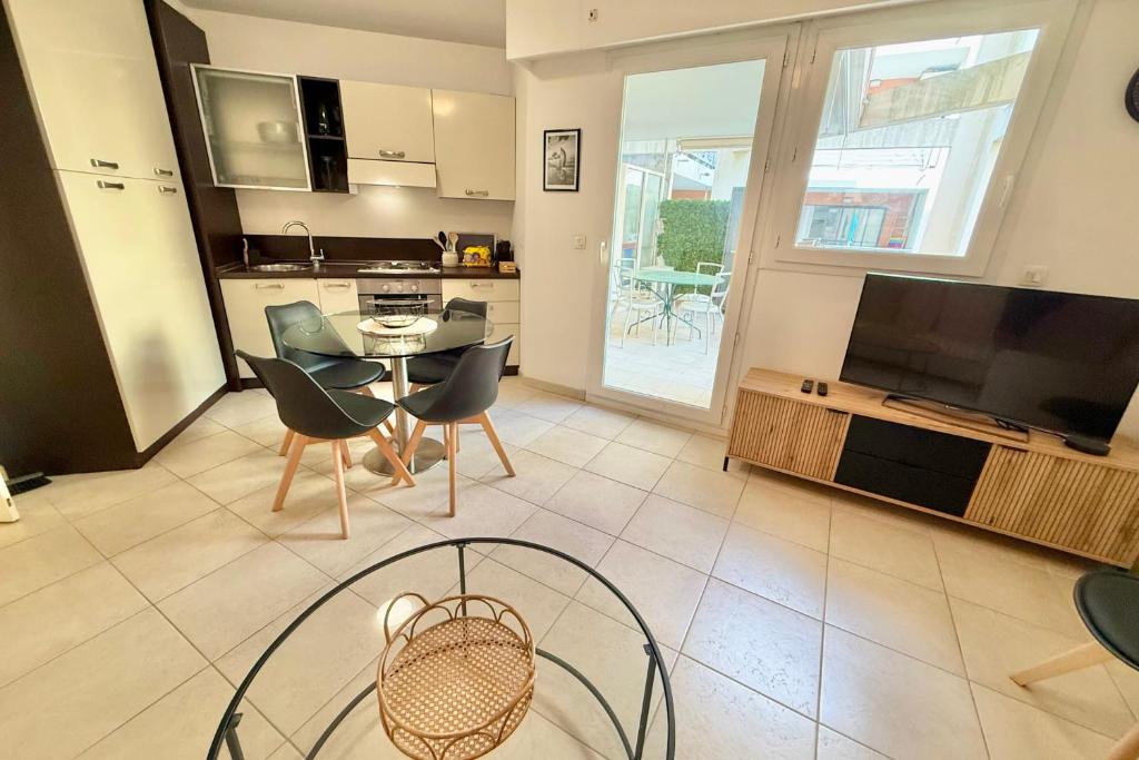 JUAN LES PINS - 2 people - Close to beaches and shops - 2