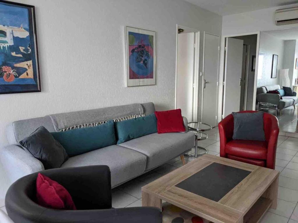 Spacious 2 BR 1 block from beaches - and the TRAM, Nice