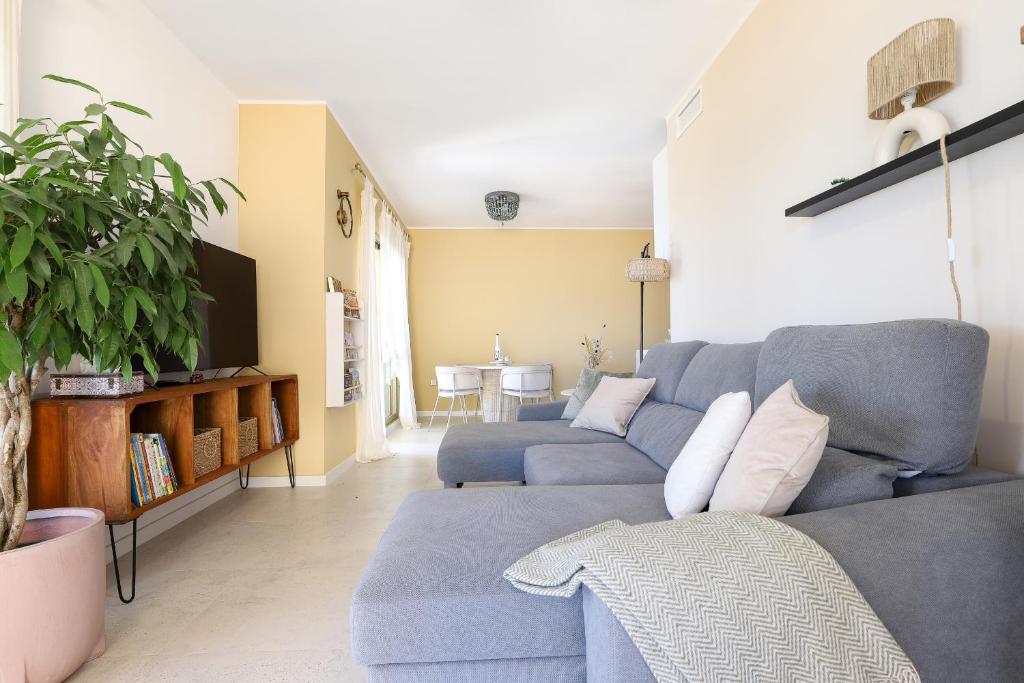 Prime location frontline beach Dona Sofia - 3