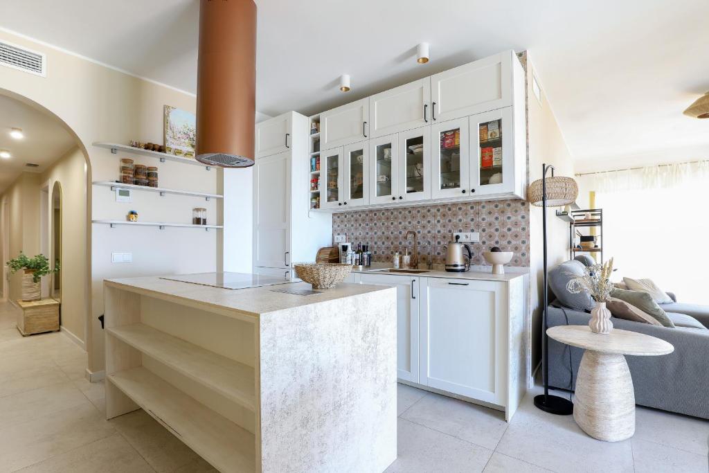 Prime location frontline beach Dona Sofia - 4