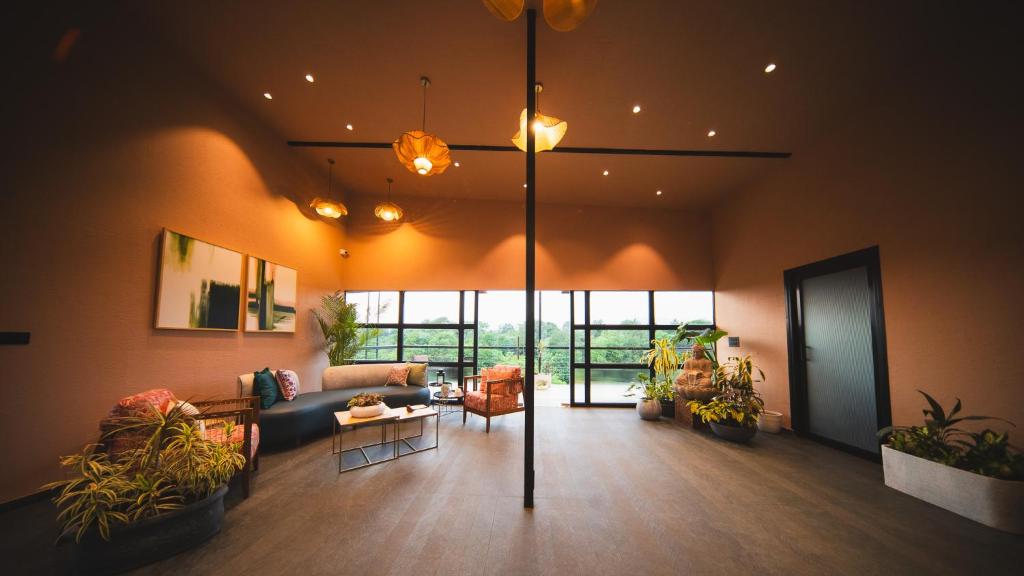 Sage Stays and Trails, Zarvar