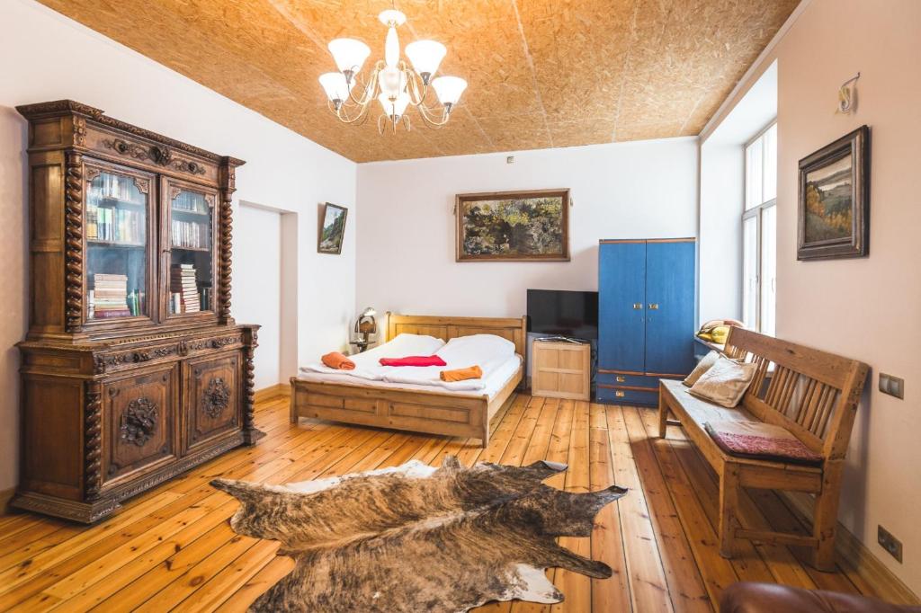 Classical large apartment on Alberta street, FREE locked PARKING, Rīga