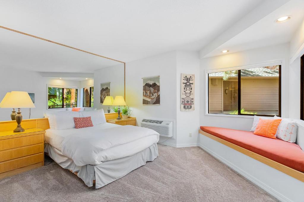 Alpine Studio at Mount Bachelor Village Resort with Pool and Hot Tub, Bend