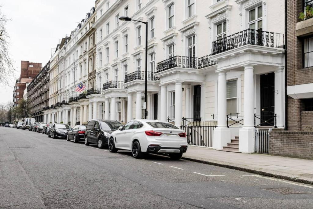 Luxury 2 bed/bath apartment next to Hyde Park photo