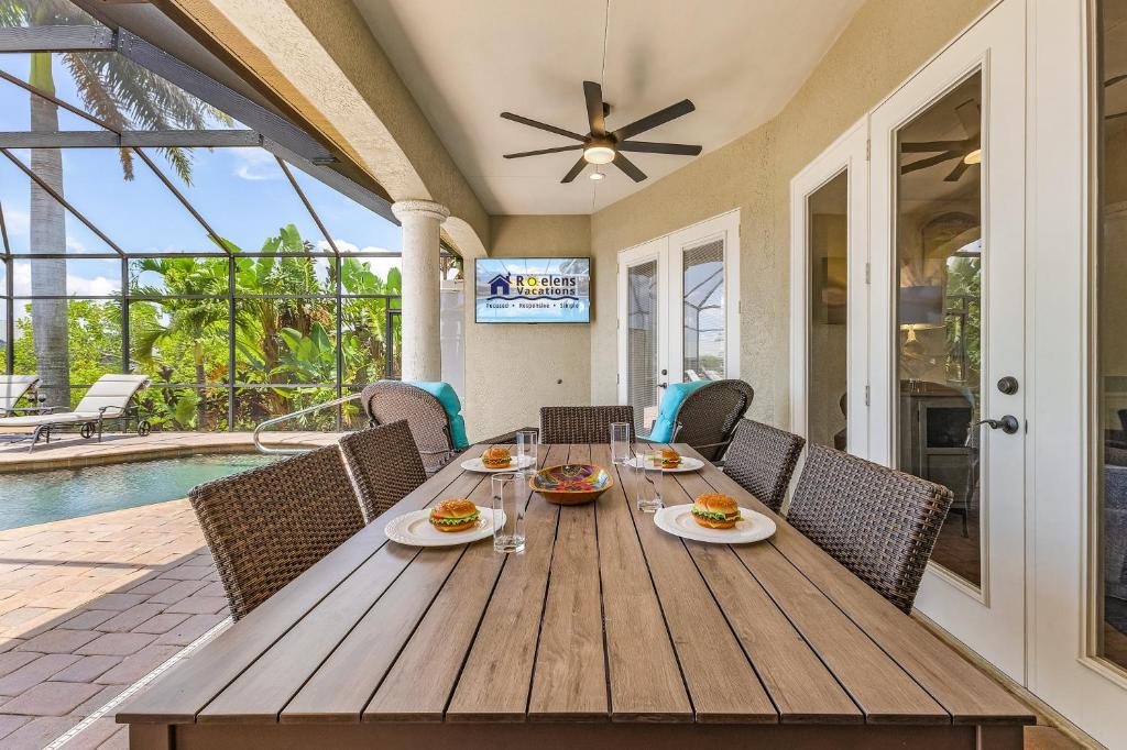 Luxury all around, Dock, Tiki Hut, Heated Pool - Villa Sheral - Roelens, Cape Coral