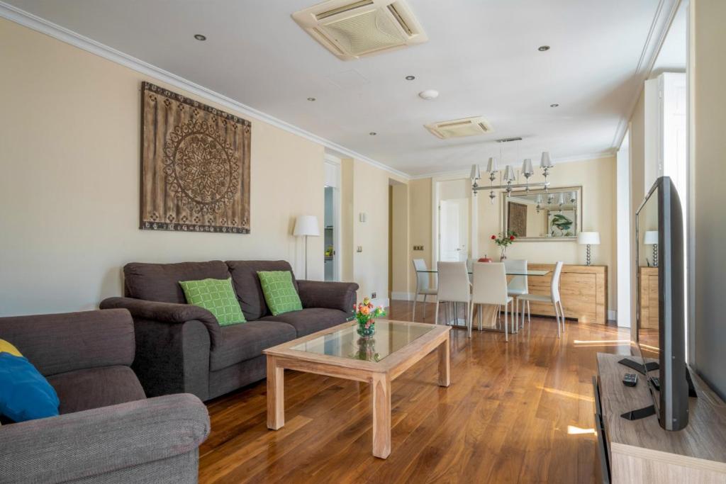 Bright with 7 balconies- 3 BDR 2BTH -Plaza Mayor - 3