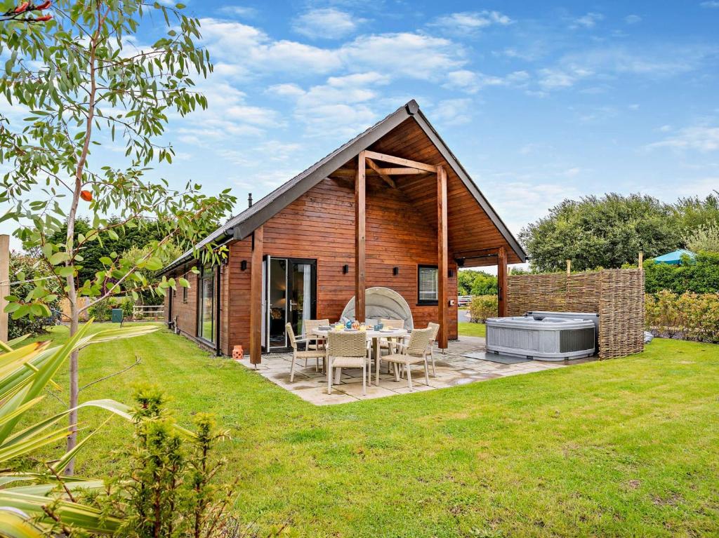 3 Bed in Gower 91720, Killay