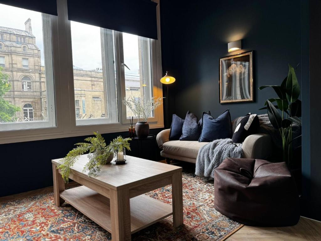 Manhattan-Style Chic Loft, Sleeps 5, Heart of Leeds, Central Station
