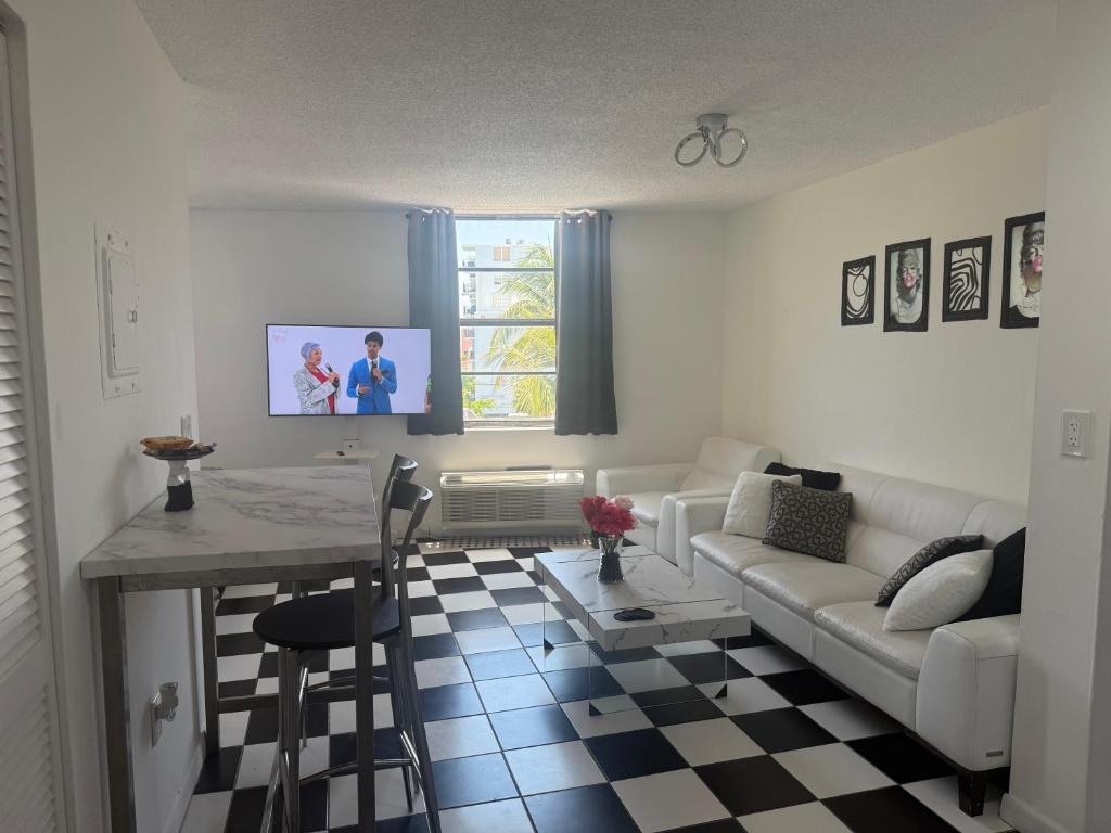 Large Studio Apartment Best Location in South Beach!, Miami Beach