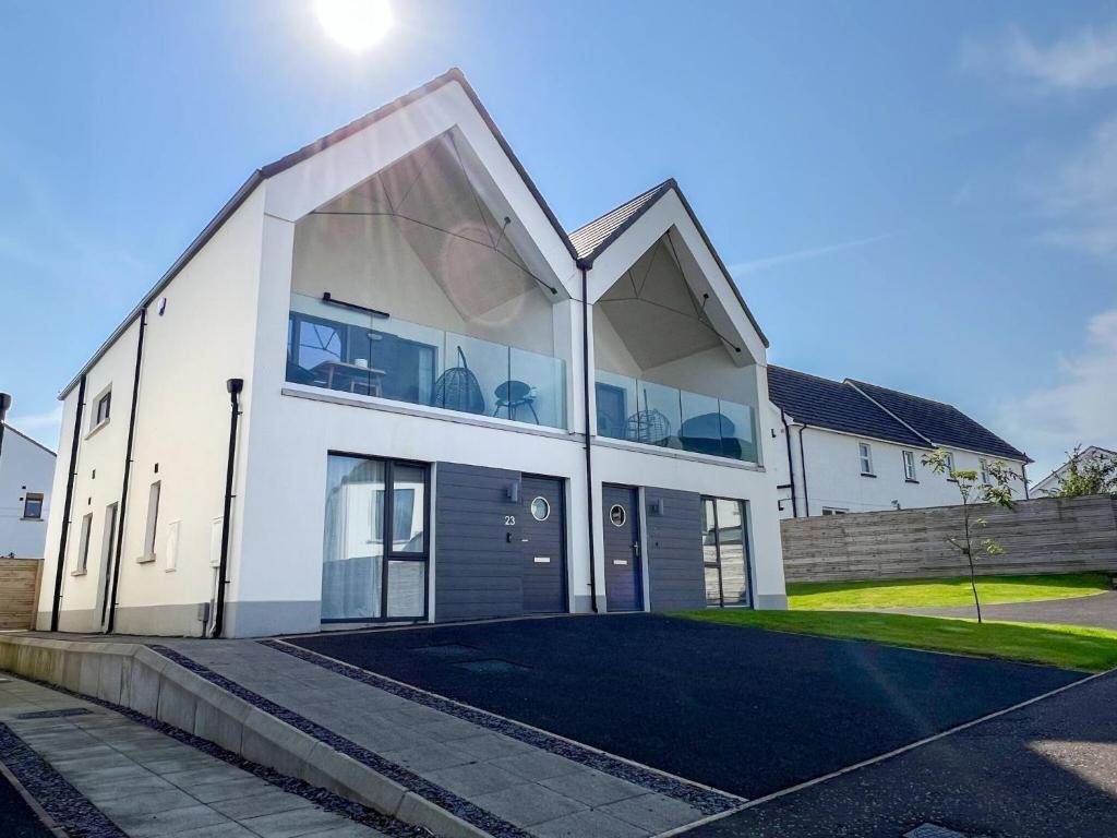 Modern Open plan family home + Balcony & BBQ area, Portstewart