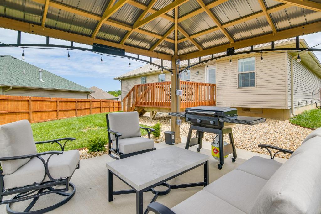 Ozark Home Pool Access, Deck and Fenced Yard, Ozark