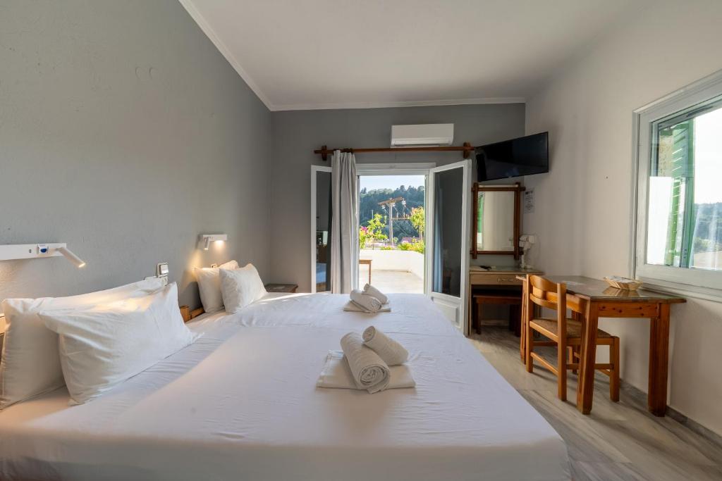 Bastas Hotel & Studios