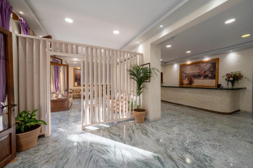 Bastas Hotel & Studios フロント・ロビー