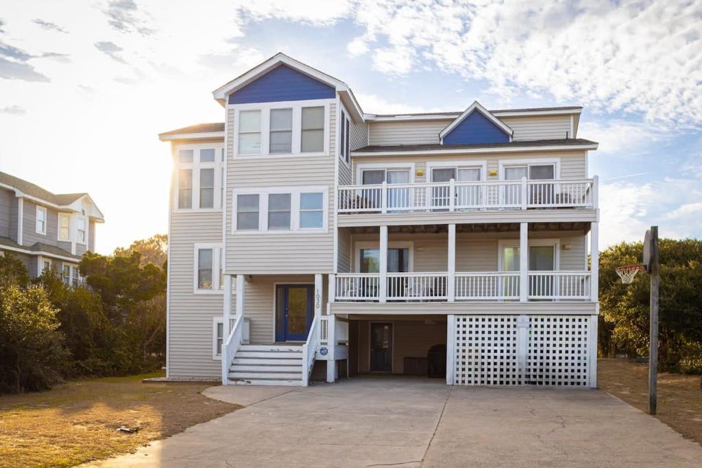 Less than 5min Walk to Beach with Pool Fire Pit, Corolla