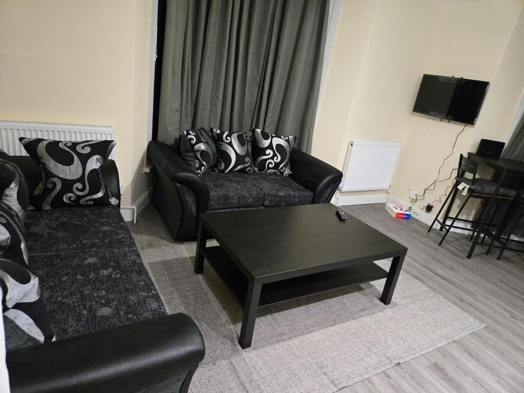 Newly Refurbished 2 Bedroom Flat New Southgate London N11, New Southgate