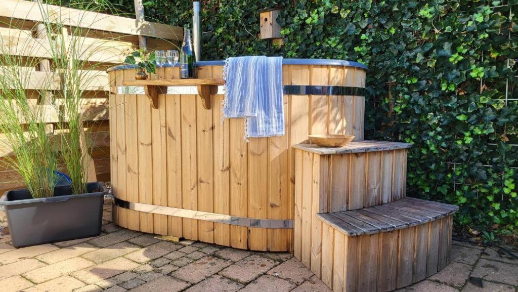 Relax Chalet with hottub, Voorthuizen