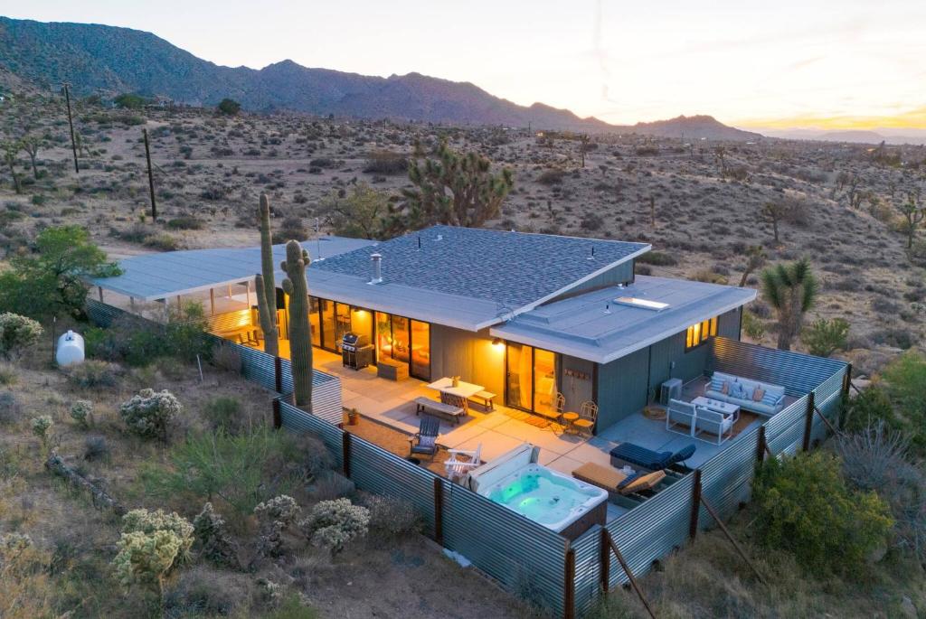 Charming 3BR Ranch With AC, WiFi - 5 min to JTNP!, Joshua Tree