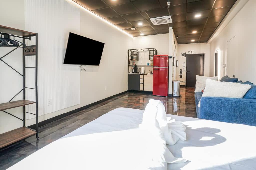 New Loft 3 min to CMU Pitt Sleeps 4, Pittsburgh