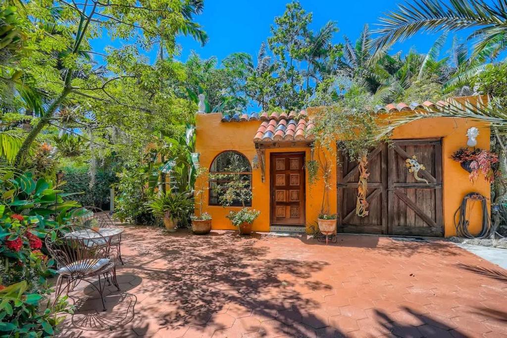 Flamingo Casita - Wander through a Garden Hideaway with Shared Pool, West Palm Beach
