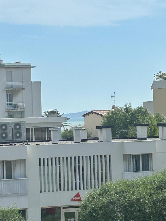 Riviera Retreat - Steps to Beach & Shops, Balcony & AC - 3