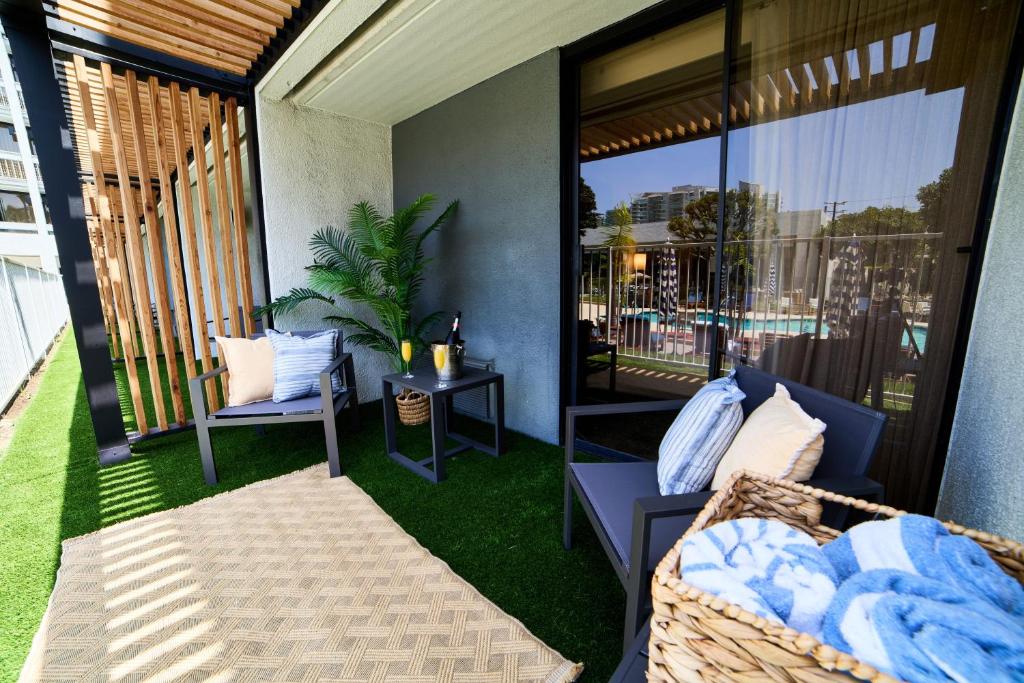 Hotel MDR Marina del Rey- a DoubleTree by Hilton — Swimming pool in Marina Del Rey, California