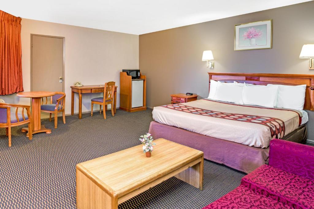 Super 8 By Wyndham Upland Ontario Ca photo