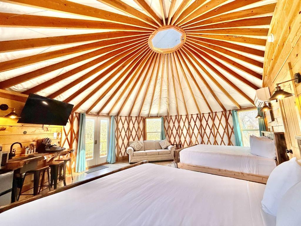 Yurt Overlook #3 with AC and Private Bath 2 Kings, Orderville