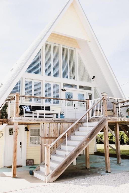 A-Frame | 2 minutes to Beach | Pet Friendly | Loft, Carolina Beach