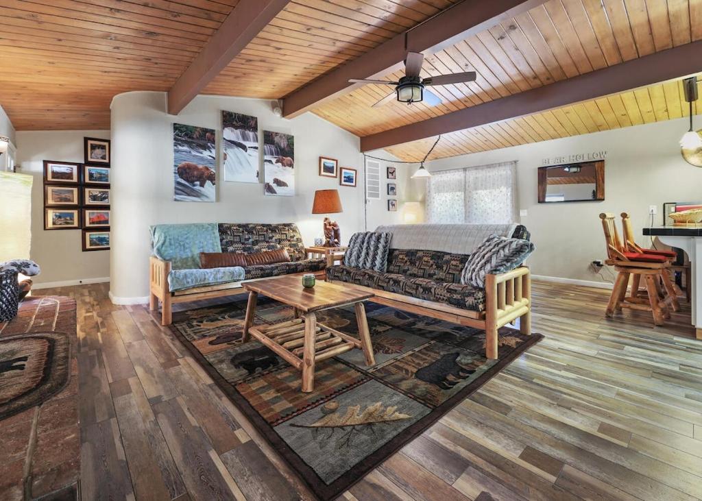 Bear Hollow by Sequoia National Park, Three Rivers