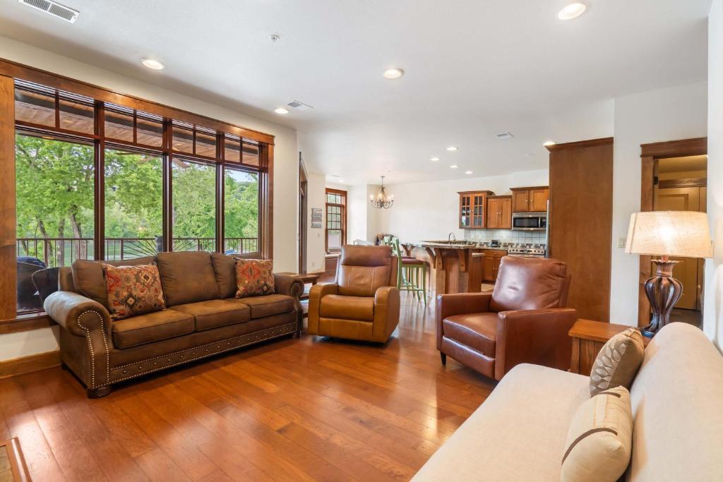 Serenity Escape by the Lake - Condo for 6 with Resort-style Amenities, Branson