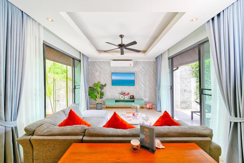 Shared lounge/TV area