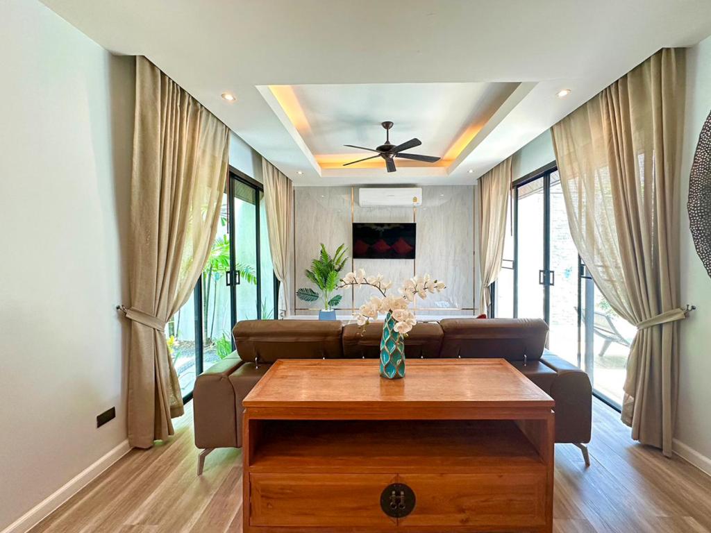 Shared lounge/TV area