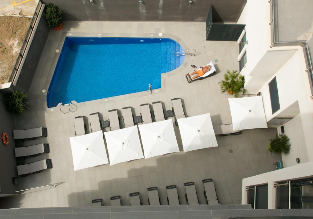 Apartamentos Fuengirola Playa — Swimming pool in Fuengirola, Andalusia